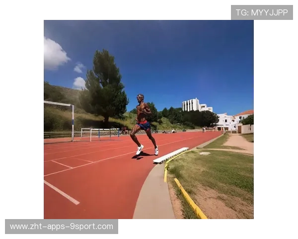 长跑赛道风雨中进行,选手展现坚韧意志,长跑运动比赛 长跑赛道风雨中进行,选手展现坚韧意志,长跑运动比赛